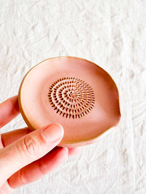 Gratte ail bec verseur - Rose