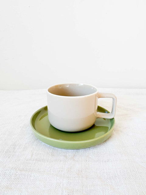 Tasse chic avec soucoupe